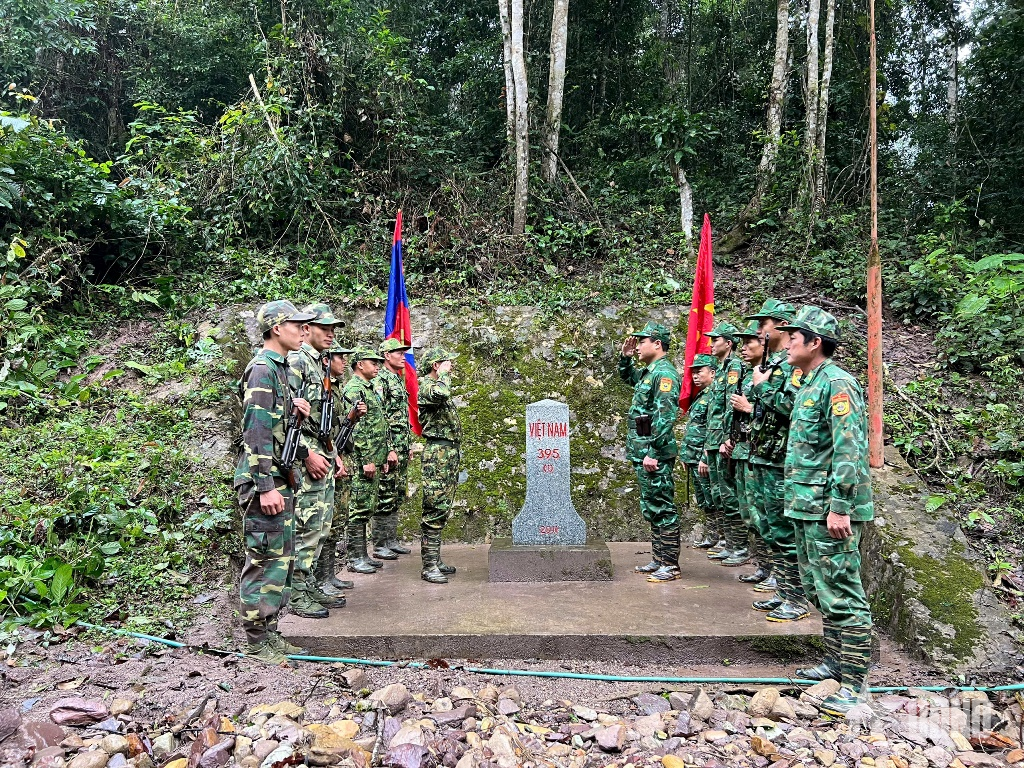 Bộ đội Biên phòng Việt Nam - Lào tuần tra song phương bảo vệ đường biên, cột mốc